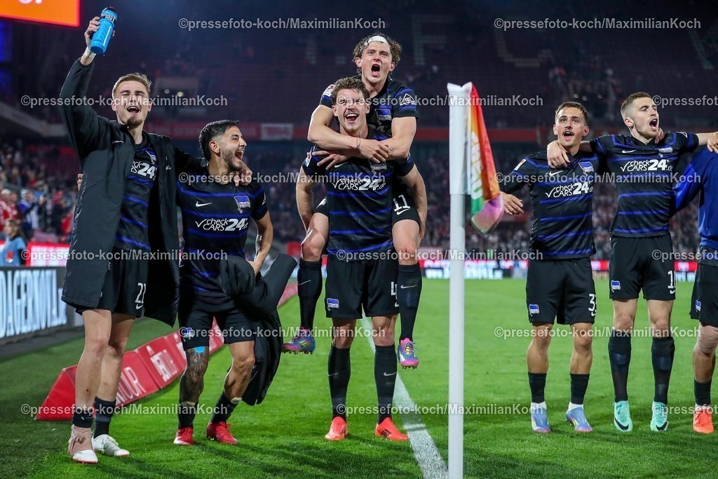 1FC05042502239 | 05.04.2025, Fußball, 1. FC Köln - Hertha BSC, 2.. Fußball Bundesliga, 28. Spieltag, RheinEnergie-STADION, Saison 2024 2025: Freude nach dem Sieg. Fabian Reese (Hertha BSC #11) feiert auf dem Rücken von Linus Gechter (Hertha BSC #44) Marten Winkler (Hertha BSC #22) Kevin Sessa (Hertha BSC #08) DFB regulations prohibit any use of photographs as image sequences and or quasi-video.