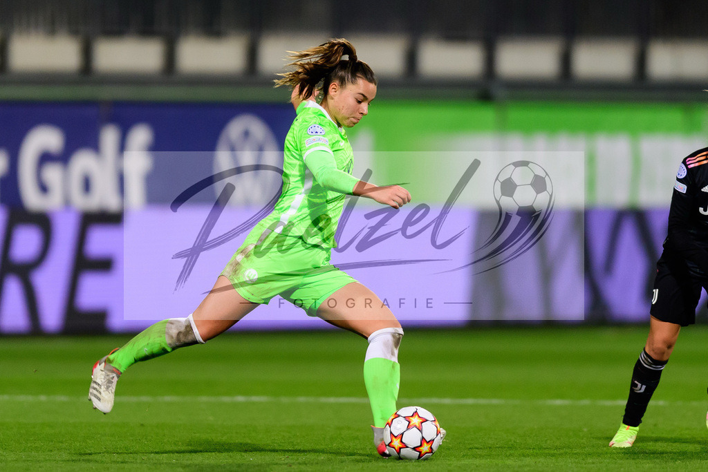 WOBJUV20211118_170 | Fussball, Frauen: Lena Oberdorf (VfL Wolfsburg) in Aktion, am Ball, Einzelaktion bei dem Spiel der UEFA Women´s Champions League zwischen VfL Wolfsburg und Juventus Turin im AOK-Stadion am 18.11.2021 in Wolfsburg, Deutschland. - Realisiert mit Pictrs.com