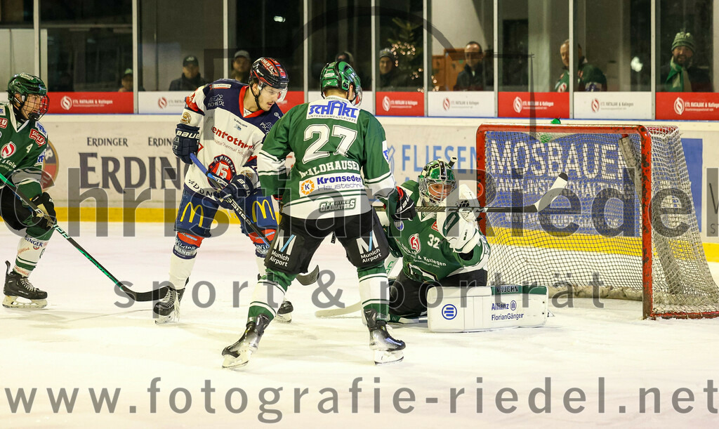 2024-01-05_057_TSV_Erding_gegen_VfE_Ulm-Neu-Ulm | Erding, Deutschland, 05.01.2024:
Eishockey, Bayernliga Vorrunde 2023 / 2024, 22. Spieltag, TSV Erding gegen VfE Ulm/Neu-Ulm, Endergebnis: 7:6

Mark Waldhausen (Erding Gladiators, #27), Torwart Dimitri Pätzold (Erding Gladiators, #32)

Foto: Christian Riedel / fotografie-riedel.net