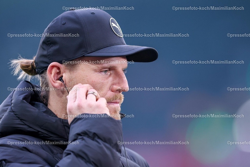 BMG13122501007 | 13.12.2025, Fußball, Borussia Mönchengladbach - VfL Wolfsburg, 1. Fußball Bundesliga, 14.Spieltag, Borussia-Park, Saison 2025 2026: Cheftrainer Eugen Polanski (Borussia Mönchengladbach)  DFB regulations prohibit any use of photographs as image sequences and or quasi-video.