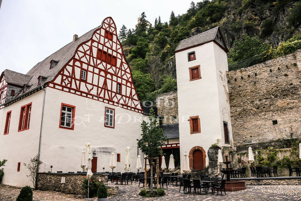Braubach-1238 | Das Schloss Philippsburg befindet sich am südlichen Stadtrand von Braubach. Es wurde durch viele Umbauten stark verändert, so dass heute nur noch wenige Überreste der ursprünglichen Bausubstanz vorhanden sind. Seit 1999 dient es als Sitz des Europäischen Burgeninstituts. - Realisiert mit Pictrs.com