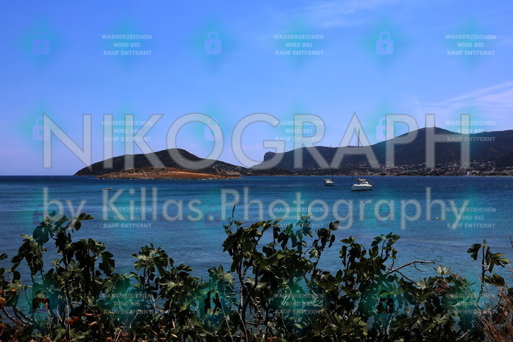 Porto Rafti Griechenland – Mittelmeerpanorama mit Segelbooten und grünen Hügeln | Entdecken Sie dieses hochwertige Fotomotiv von Porto Rafti, einer malerischen Küstenstadt in Attika, Griechenland. Das Bild zeigt eine idyllische Meeresansicht bei strahlendem Sonnenschein: türkisfarbenes Wasser, sanft schaukelnde Segelboote, bewaldete Hügel im Hintergrund und eine typisch griechische Küstenstadt mit weißen Häusern. Im Vordergrund rahmen natürliche Blätter und Zweige die Szene ein – ein visueller Rahmen, der Tiefe und Authentizität verleiht.Perfekt geeignet für:Wandbilder und Leinwanddrucke für Wohnzimmer, Büro oder SchlafzimmerKalender, Postkarten und Geschenke für ReiseliebhaberHome-Decor mit mediterranem CharmeWerbematerial für Reisebüros, Ferienwohnungen oder Tourismusprojekte