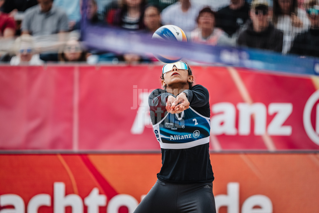 Beachvolleyball | Frauen | German Beach Tour 2024 | Tourstop Bremen | 09.06.2024 | Thainara Mylena Feitosa de Oliveira nimmt den Ball an