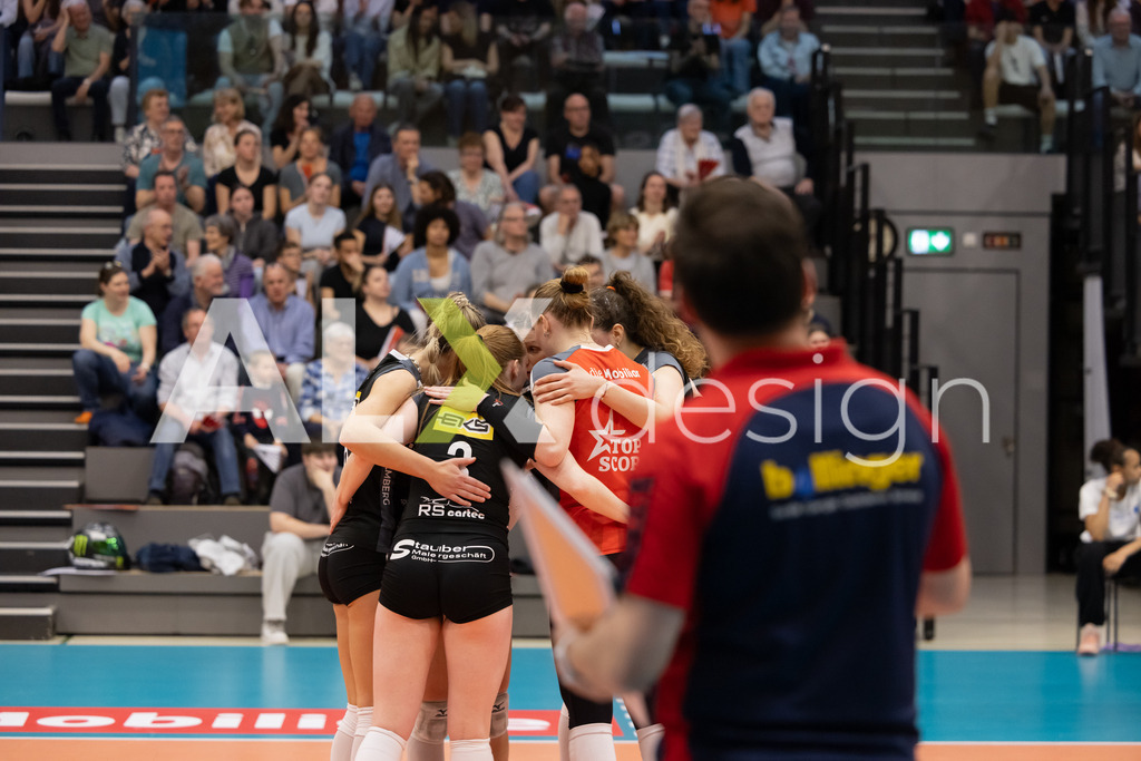 Volleyball I Frauen I Saison 2025-2026 I Volleyball NLA | Women I  Playoffs Finals 1/5 I viteos NUC - VC Kanti Schaffhausen I 06.04.2026 | VC Kanti Schaffhausen - Spielerinnenkreis - Realisiert mit Pictrs.com