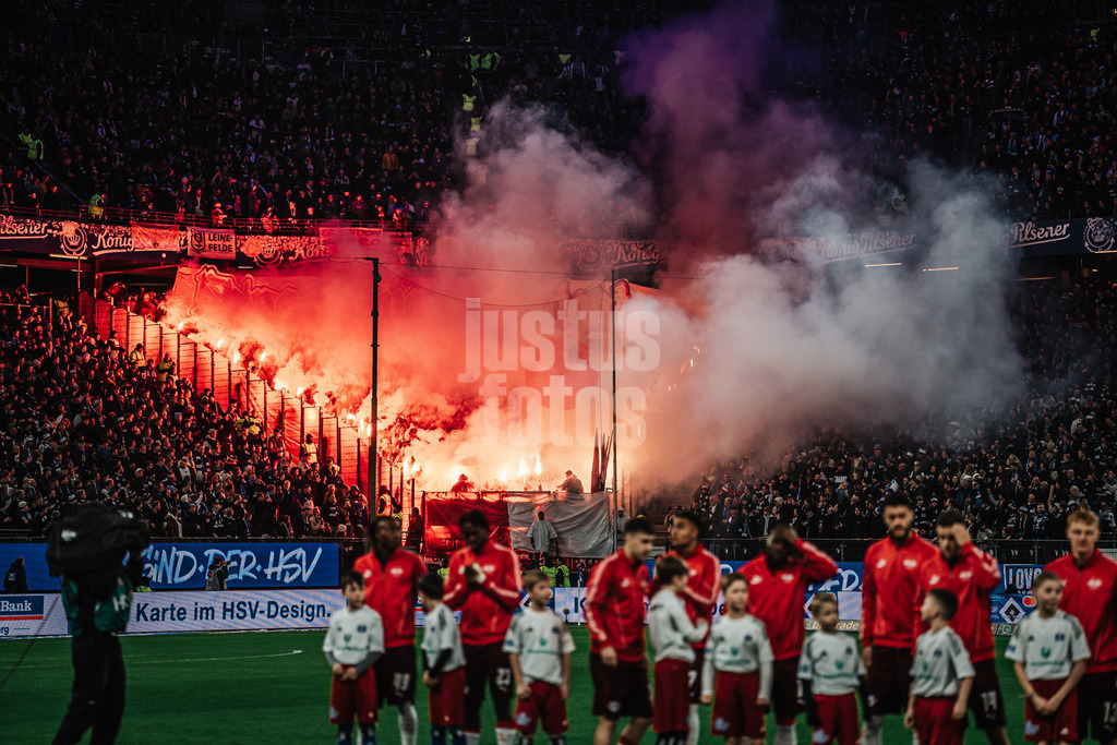 Fußball | Männer | Saison 2025/2026 | 1. Fußball-Bundesliga | 24. Spieltag | Hamburger SV vs. RB Leipzig | 01.03.2026 | Fans aus Leipzig zünden Pyrotechnik beim Einlauf der Teams
