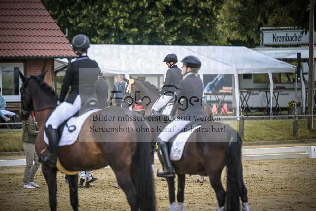 DOS_5015 | Entdecke hochwertige Reitturnierfotos von Foto Oger. Professionell, emotional und authentisch – jetzt Lieblingsmomente im Shop bestellen.Deutschlandweite Turnierfotografie. - Realisiert mit Pictrs.com