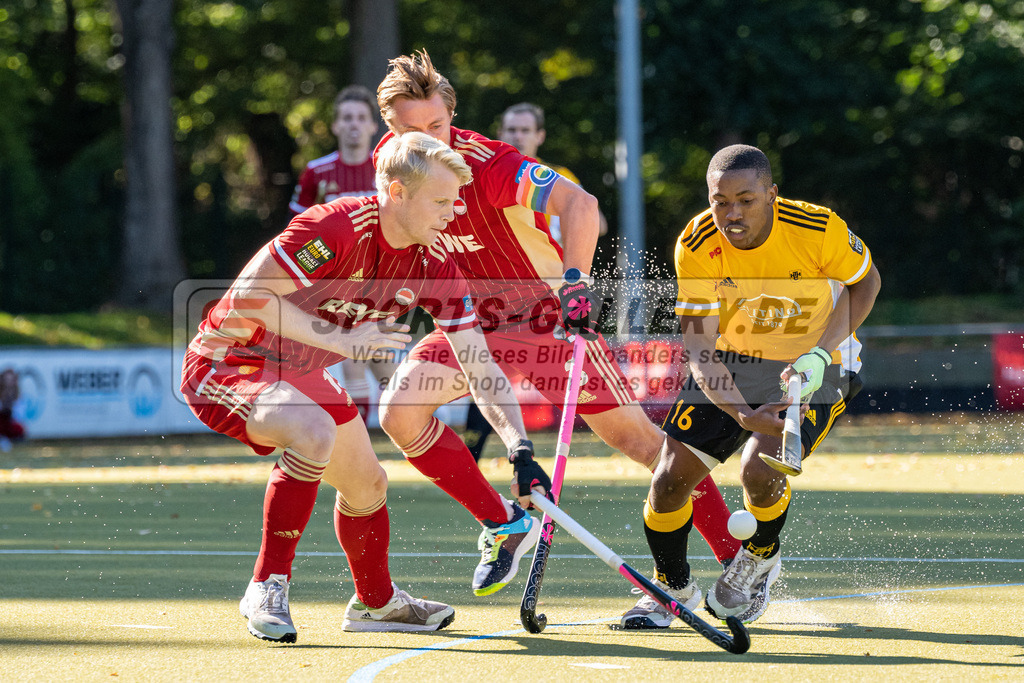 SFE_20221009_0014 | 1. Bundesliga Hockey Herren Rot-Weiss Köln - Harvestehuder THC am 09.10.2022 in Köln (KTHC Stadion Rot-Weiss Köln Tennis and Hockey Club), Photo: Stephan Fehrmann 2022 (Sports-Gallery),Nqobile Mansuet Ntuli ( Harvestehuder THC #16),Mats Grambusch ( Rot-Weiss Köln #3 ) ,Tom Grambusch ( Rot-Weiss Köln #15 )