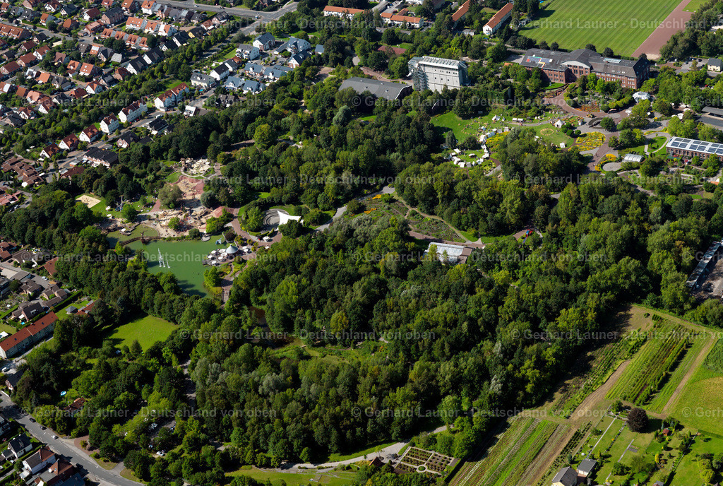 2996001 | Der Maximilianpark ist ein Freizeitpark in der westfälischen Stadt Hamm. Er wurde zur Landesgartenschau 1984 auf dem Gelände der stillgelegten Zeche Maximilian eingerichtet. Sein Wahrzeichen ist der Glaselefant, eine rund 40 m hohe begehbare Plastik.
