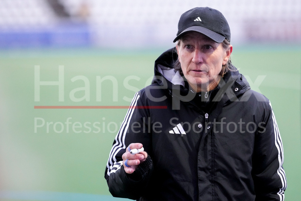 Hockey, WM-Vorbereitung Frauen, Deutschland U21 - Deutschland | Janneke Schopman (Bundestrainerin, Trainerin, DHB), gibt Anweisungen, gestikuliert, mit den Armen gestikulieren, Einzelbild, Einzelfoto, Aktion, Action