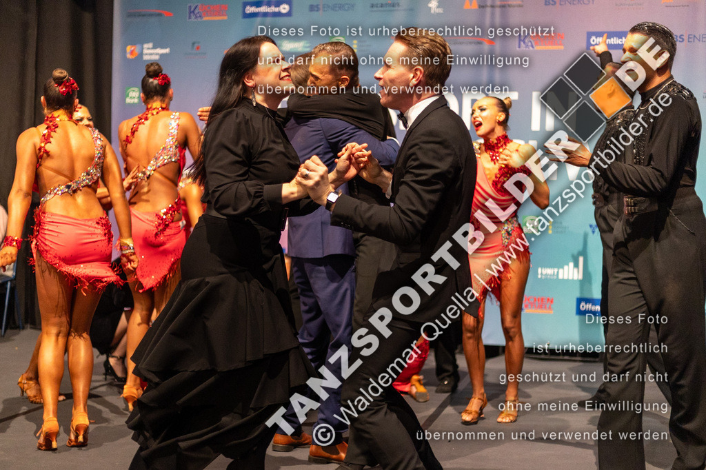 20231111-06748 | Hier finden Sie Tanz Bilder vom Latein und Standard Formationen tanzen. Sportbilder vom Tanzsport. Schöne Fotos und von Weltmeisterschaft, Europameisterschaft, Bundesliga, Regionalliga, Oberliga und Landesliga sowie von GOC Stuttgart, DanceComp, WM Bremen