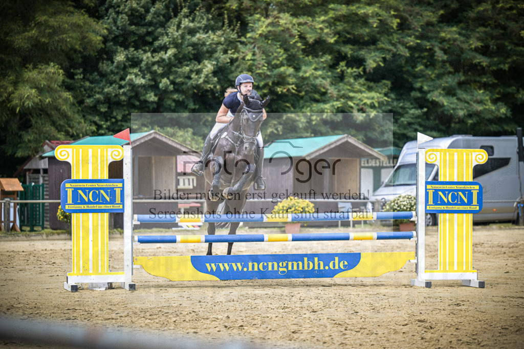 DOS_7561 | Entdecke hochwertige Reitturnierfotos von Foto Oger. Professionell, emotional und authentisch – jetzt Lieblingsmomente im Shop bestellen.Deutschlandweite Turnierfotografie. - Realisiert mit Pictrs.com