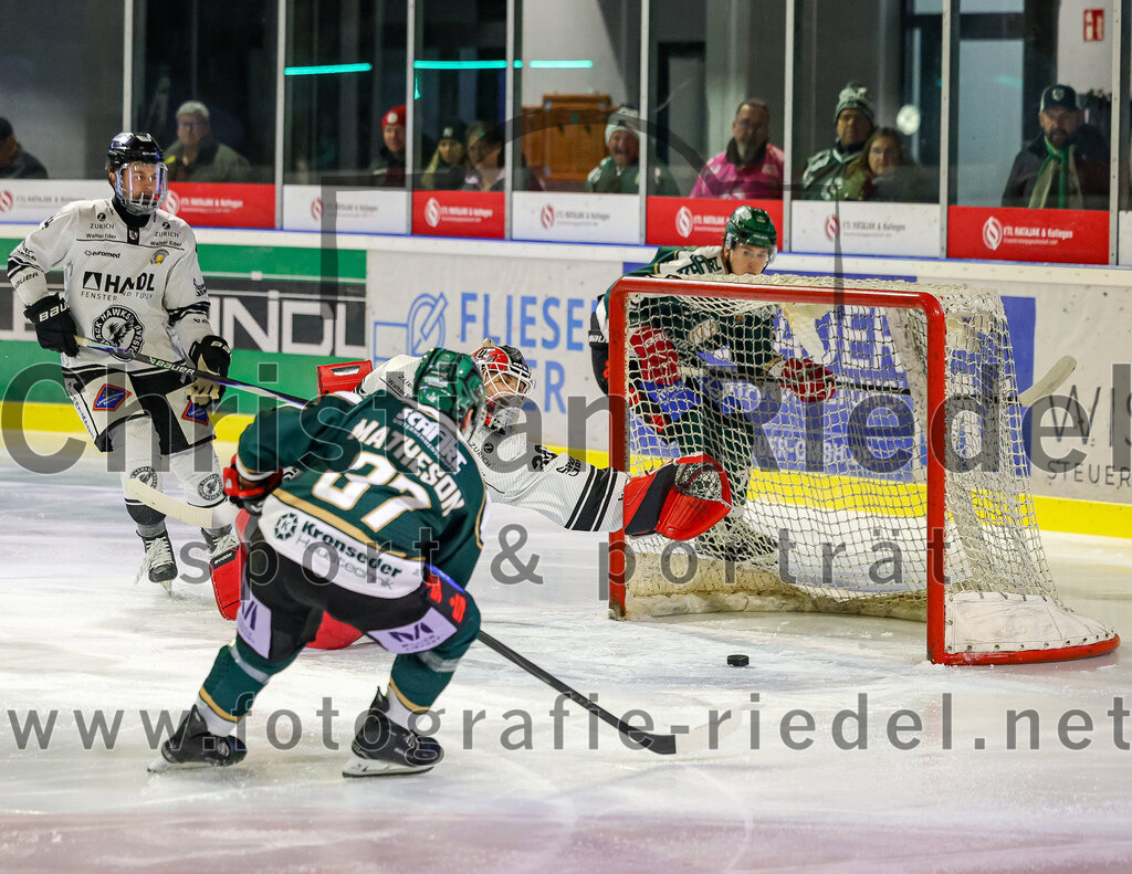 2025-11-25_110_TSV_Erding_gegen_EHF_Passau_Black_Hawks | Erding, Deutschland, 25.11.2025:Eishockey, Oberliga Süd 2025 / 2026, 20. Spieltag, TSV Erding gegen EHF Passau Black Hawks, Endergebnis: 2:3 n.V.Thomas Matheson (Erding Gladiators, #37), Torwart Janik Engler (EHF Passau Black Hawks, #30)Foto: Christian Riedel / fotografie-riedel.net