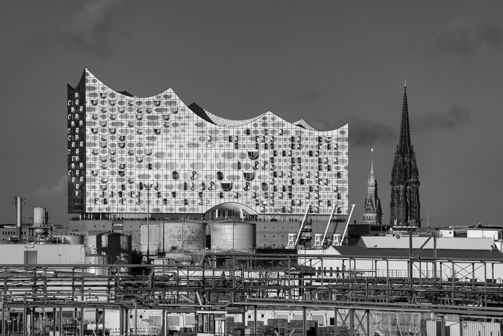 10241110 - Blick auf die Elbphilharmonie | Aussergewöhnlicher Blick vom Hafen auf die Elbphilharmonie, das Rathaus und St. Nikolai.