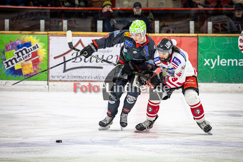 Peißenberg MINERS gegen ESV Buchloe PIRATES | Eishockey Bayernliga 2025/26 Vorrunde 29. Spieltag, Peißenberg MINERS gegen ESV Buchloe PIRATES, 20260123,Zweikampf,2026-01-23 in Peißenberg (flatbuy Arena Peißenberg), Filip KRIZ (MINERS 9), Adriano CARCIOLA (Buchloe PIRATES 19)Copyright: WolfgangxLindner www.foto-lindner.de
