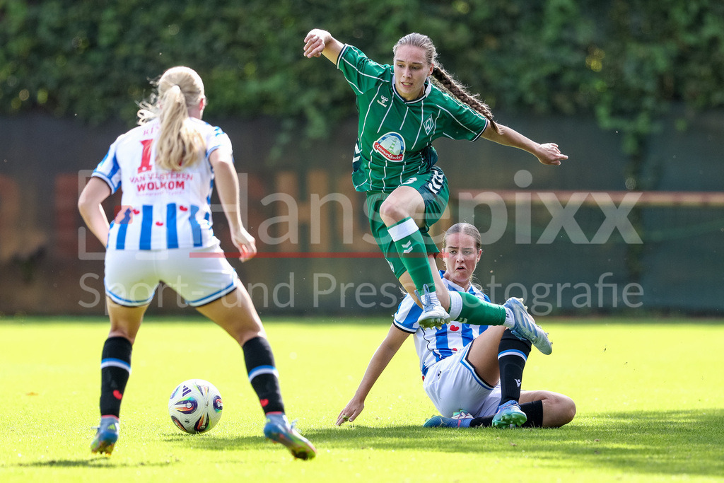 Fussball, Testspiel Frauen, SV Werder Bremen - SC Heerenveen | v.li.: Elize van Vilsteren (SC Heerenveen, 14), Maria Penner (SV Werder Bremen, 33) und Bente Vermeer (SC Heerenveen, 21) im Zweikampf, Duell, Dynamik, Aktion, Action, Spielszene