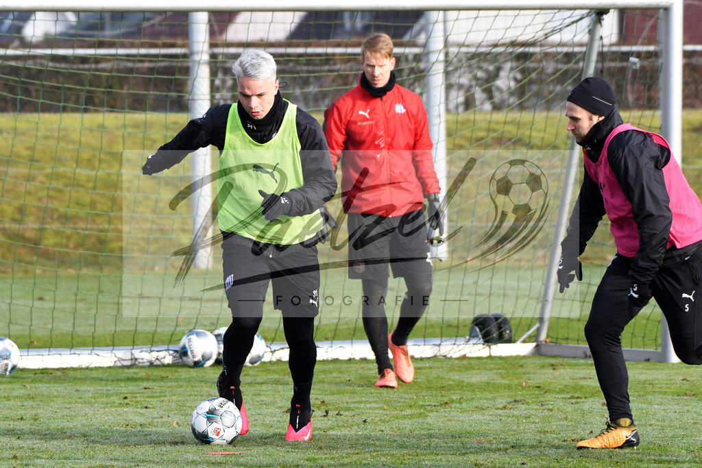 20200126_TRAOSN_0040 | Fußball, Herren: Niklas Schmidt (VfL Osnabrück) und Konstantin Engel (VfL Osnabrück) im Zweikampf beim Training des VfL Osnabrück am 26.01.2020 im Sportpark Illoshöhe in Osnabrück, Deutschland.(Foto von Nico Paetzel) - Realisiert mit Pictrs.com