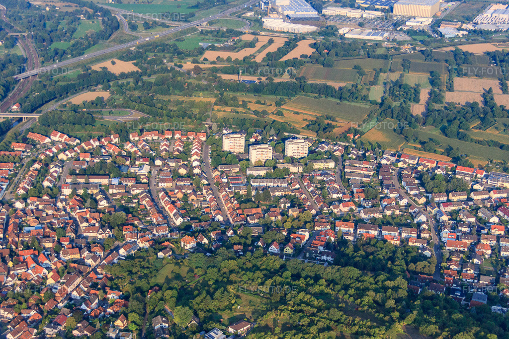 Luftbild: Drei Wohnhochäuser an der Durlacher Straße im Ortsteil Grötzingen in Karlsruhe im Bundesland Baden-Württemberg in Deutschland. Foto: IMG_52856.jpg vom 05.09.2012 durch Werner Riehm/FLY-FOTO.de