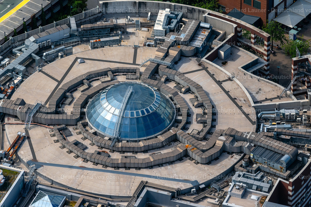 4050218 | OBERHAUSEN 25.08.2021 Gebäudekomplex und Gelände des Einkaufszentrum der CentrO Management GmbH in Oberhausen im Bundesland Nordrhein-Westfalen. Das Einkaufszentrum ist das Herzstück der Neuen Mitte der Stadt und liegt an der Osterfelder Straße. Weiterführende Informationen bei: CentrO Management GmbH,  Prime Management GmbH &amp; Co. KG,  Prime Real Estate Consulting GmbH,  RKW Architektur + Rhode Kellermann Wawrowsky GmbH. // Building complex of the shopping mall Centro in Oberhausen in the state of North Rhine-Westphalia. The mall is the heart of the "Neue Mitte" part of the city and is located on Osterfelder Strasse. Further information at: CentrO Management GmbH,  Prime Management GmbH &amp; Co. KG,  Prime Real Estate Consulting GmbH,  RKW Architektur + Rhode Kellermann Wawrowsky GmbH. Foto: Gerhard Launer