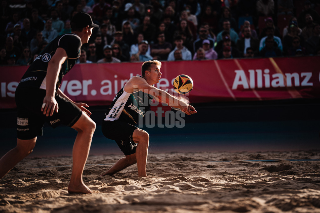 Beachvolleyball | Männer | Allianz German Beach Tour 2025 | Tourstop Berlin | 24.08.2025 | Annahme von Jonas Reinhardt