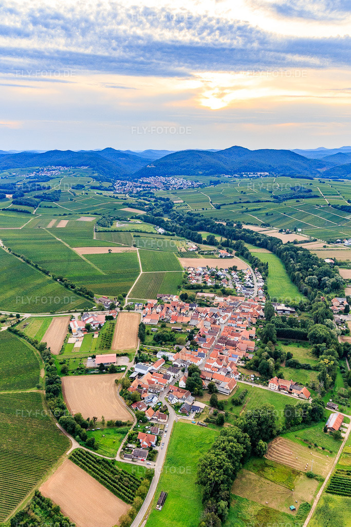 Luftbild: Ortsansicht aus Osten im Ortsteil Klingen in Heuchelheim-Klingen im Bundesland Rheinland-Pfalz in Deutschland. Foto: IMG_128520.jpg vom 21.08.2021 durch Werner Riehm/FLY-FOTO.de