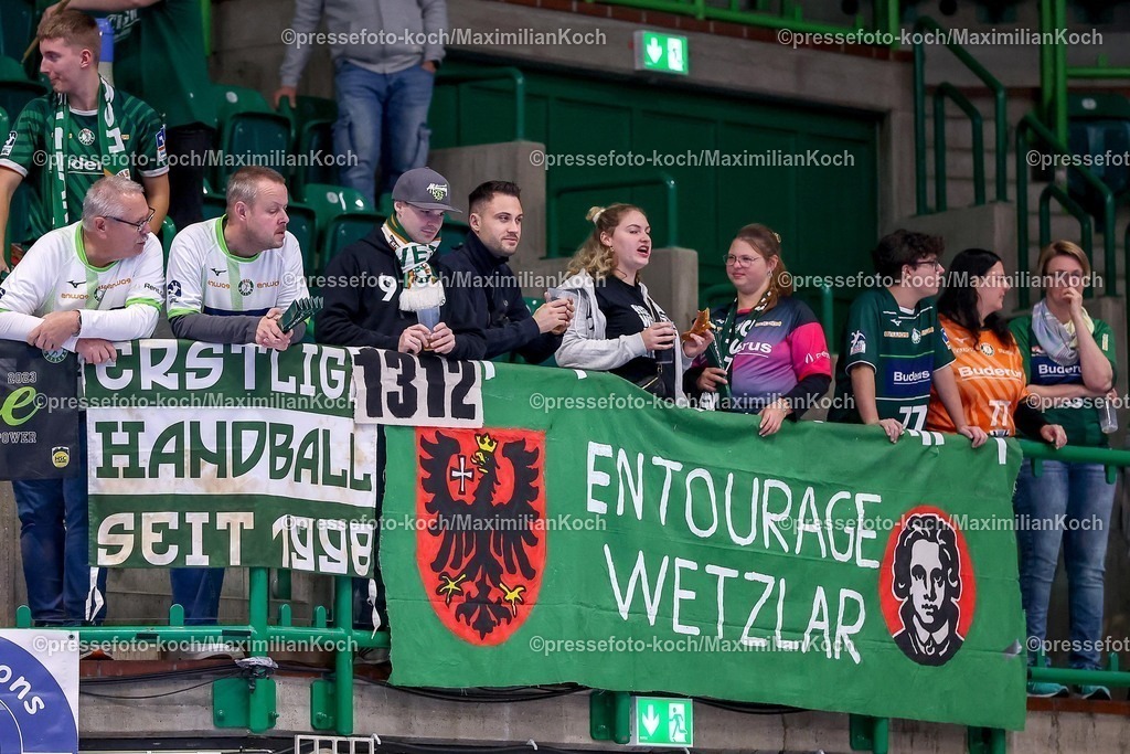 BHC09102501005 | 09.10.2025, Handball, HBL, Bergischer HC - HSG Wetzlar, Unihalle Wuppertal: Fans der HSG Wetzlar in der Fankurve Entourage Banner 
