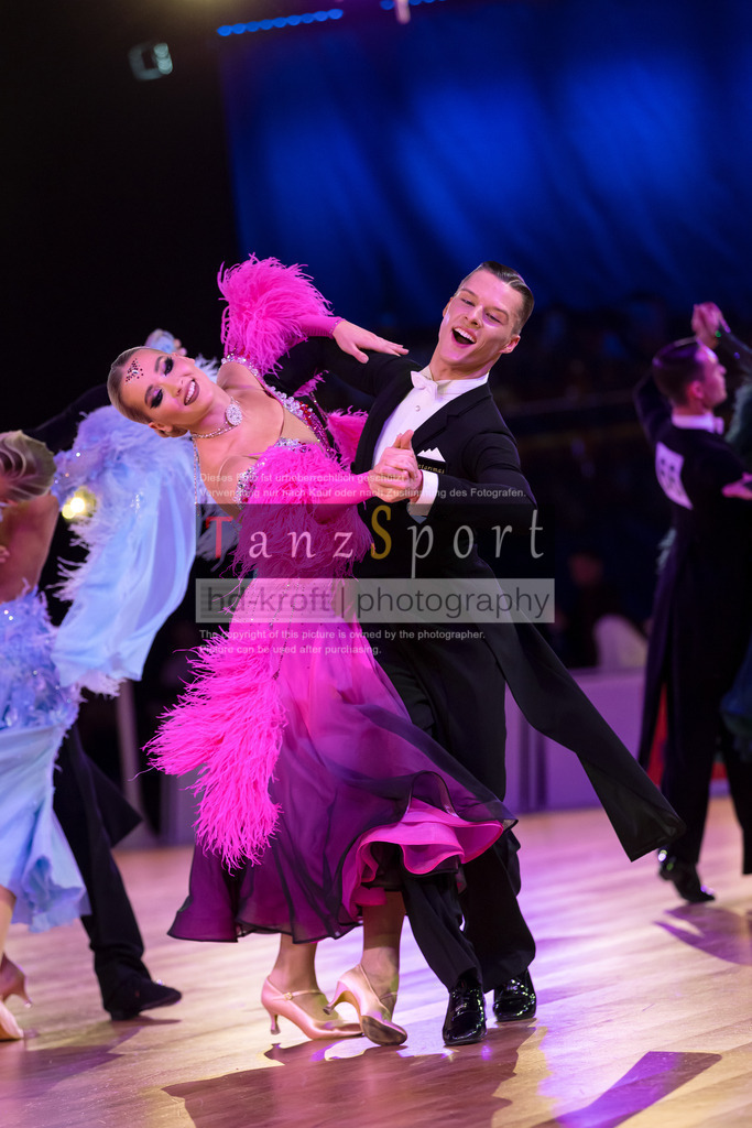 20241215_WDSF_Int_Open_Std-Riga-9565 | Tanzsportbilder, Standardtanz, Lateintanz, WDSF, DTV, LTVB, dancecomp, goc, hessen tanzt, blaues band der spree, walzer, tango, wiener walzer, slowfox, quickstepp, samba, rumba, cha-cha-cha, paso doble. jive, hd-kroft photography, turniertanzsport