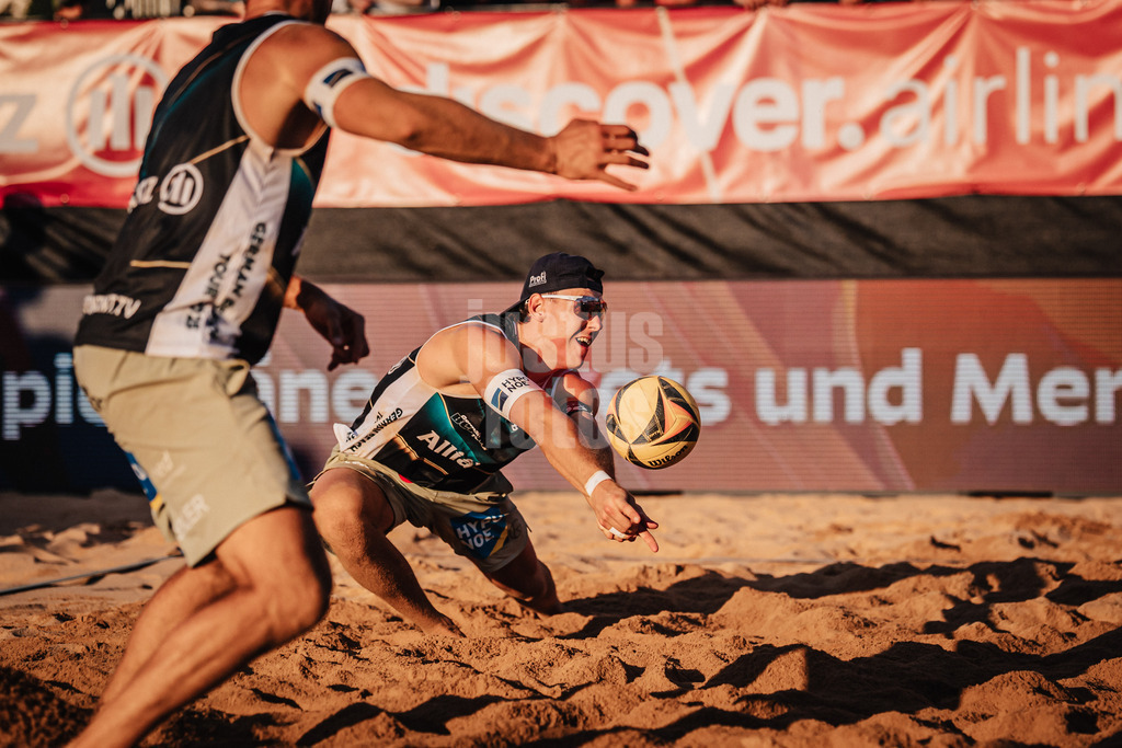 Beachvolleyball | Männer | Allianz German Beach Tour 2025 | Tourstop München | 04.07.2025 | Laurenc Grössig nimmt den Ball an