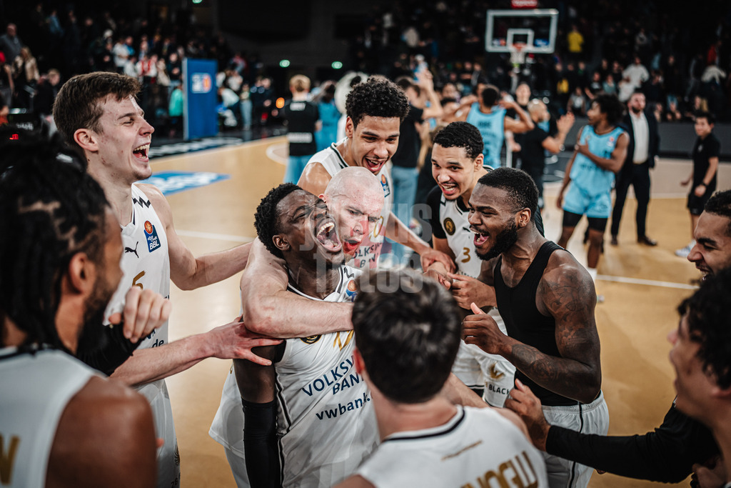 Basketball | Männer | Saison 2024/2025 | easyCredit Basketball Bundesliga | 14. Spieltag | Veolia Towers Hamburg vs. Basketball Löwen Braunschweig | 30.12.2024 | Barra Njie (#13, Basketball Löwen Braunschweig) in der mitte beim Schlussjubel