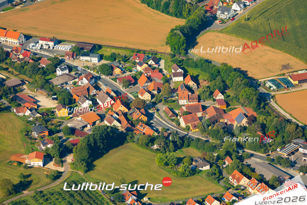 Das Luftbild zeigt : Mitteldorf Igensdorf - Die Luftaufnahme wurde 2024 vom UL-Flugzeug aus erstellt ( keine Drohne ) - Hochauflösende Luftaufnahme - Für grossformatige Ausdrucke geeignet. Die Geschenkidee !Mit Lizenz und Bildrechte bestellbar