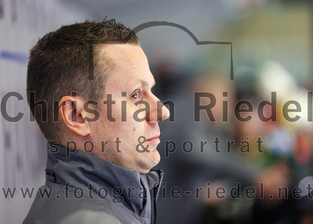 2022-11-04_004_Eishockey_TSV_Erding_gegen_TSV_Peissenberg | Erding, Deutschland, 04.11.2022:
Eishockey, Bayernliga 2022 / 2023, 10. Spieltag, TSV Erding gegen TSV Peißenberg, Endergebnis: 4:3

Trainer Ales Jirik (Erding Gladiators)

Foto: Christian Riedel / fotografie-riedel.net