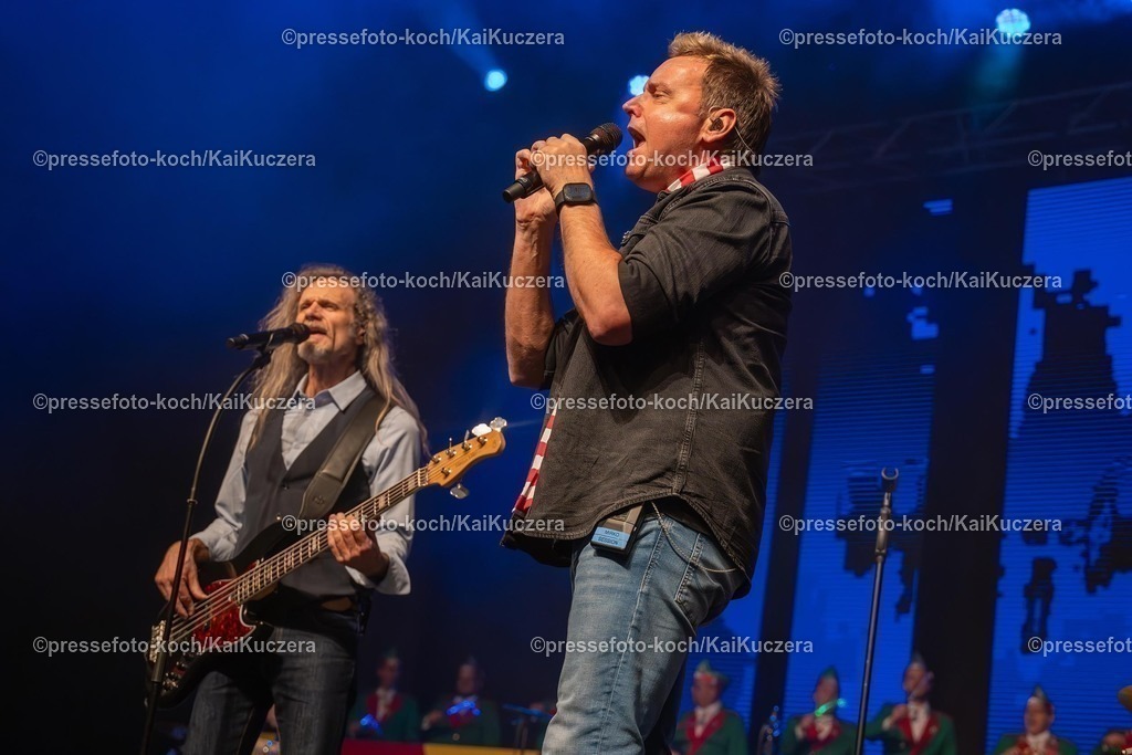 KKU25012501053 | 25.01.2025, xkkux, Düsseldorf, Karnevalsveranstaltung - Die Lachende in der Mitsubishi Electric HALLE. Die Band Black Föös performt bei ihrem Auftritt. Im Bild Sänger Mirko Bäumer