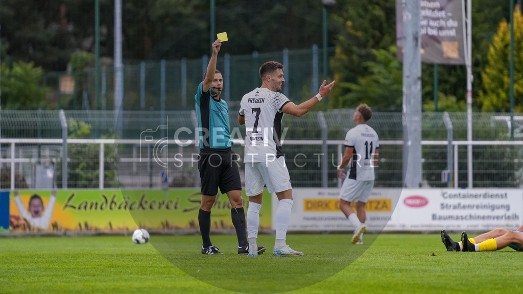 Fußball, Herren, Saison 2025/2026, Regionalliga Nordost, 4. Spieltag, FSV 63 Luckenwalde vs. BFC Preussen, Samstag 22.08.2025, Werner-Seelenbinder-Stadion Luckenwalde | Fußball, Herren, Saison 2025/2026, Regionalliga Nordost, 4. Spieltag, FSV 63 Luckenwalde vs. BFC Preussen, Samstag 22.08.2025, Werner-Seelenbinder-Stadion Luckenwalde, Im Bild: Schiedsrichter Benjamin Strebinger zeigt Philip Fotein (Preussen) die gelbe Karte. - Realisiert mit Pictrs.com