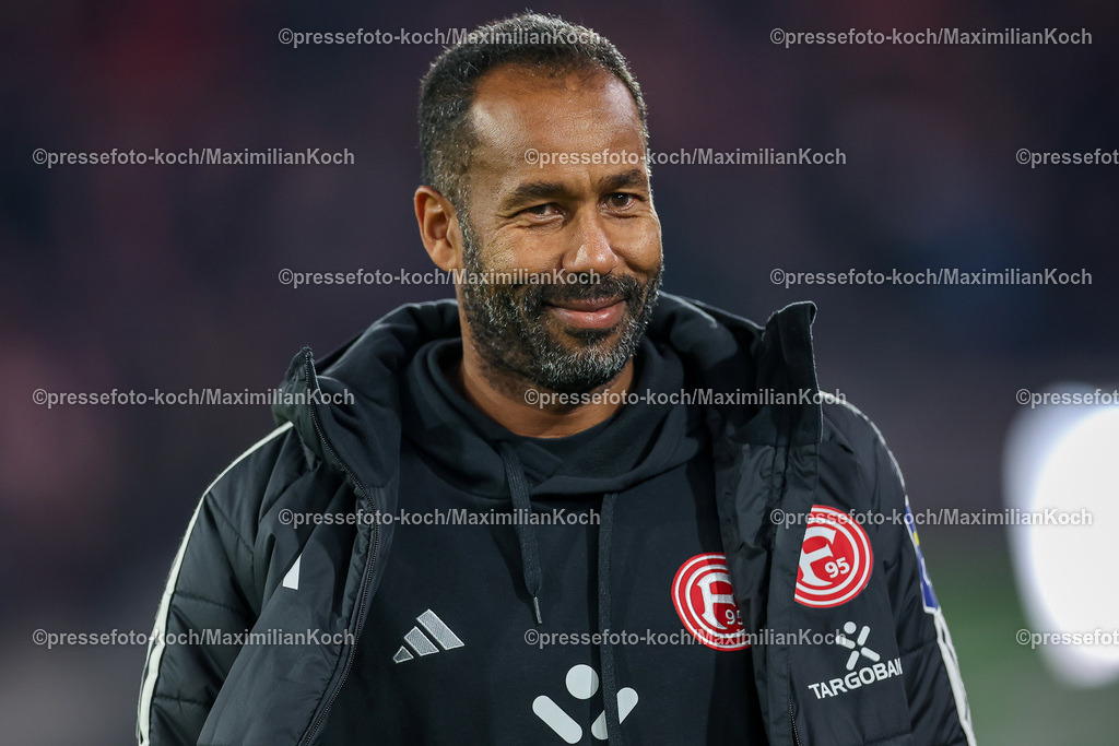 Due0911240109602112 | 09.11.2024, Fußball, Fortuna Düsseldorf - SC Paderborn 07, 2. Bundesliga, Merkur Spiel-Arena, Saison 2024 2025: Cheftrainer Daniel Thioune (Trainer Fortuna Düsseldorf) DFB regulations prohibit any use of photographs as image sequences and or quasi-video.