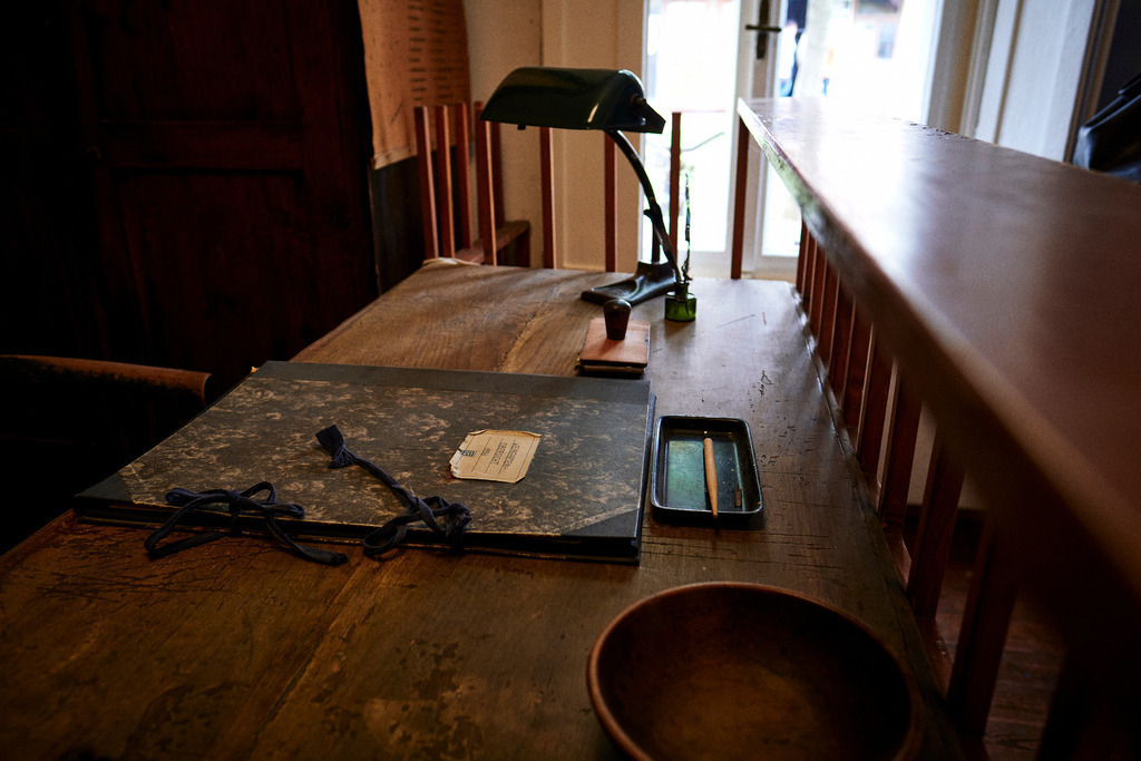 Blick auf den Schreibtisch mit Lampe | Mönchhof, Austria - October 06, 2021: Dorfmuseum Mönchhof; Blick auf den Schreibtisch mit Lampe und Utensilien. - Realisiert mit Pictrs.com