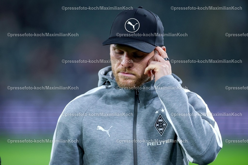 BMG28112501010 | 28.11.2025, Fußball, Borussia Mönchengladbach - RB Leipzig, 1. Fußball Bundesliga, 12.Spieltag, Borussia-Park, Saison 2025 2026: Cheftrainer Eugen Polanski (Borussia Mönchengladbach) DFB regulations prohibit any use of photographs as image sequences and or quasi-video.