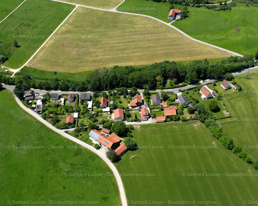 2600587 | NEUöTTING 09.06.2006 Landwirtschaftliche Nutzflächen und Feldgrenzen  umsäumen das Siedlungsgebiet des Dorfes in Neuötting im Bundesland Bayern, Deutschland // Agricultural land and field boundaries surround the settlement area of the village  in Neuötting in the state Bavaria, Germany Foto: Gerhard Launer