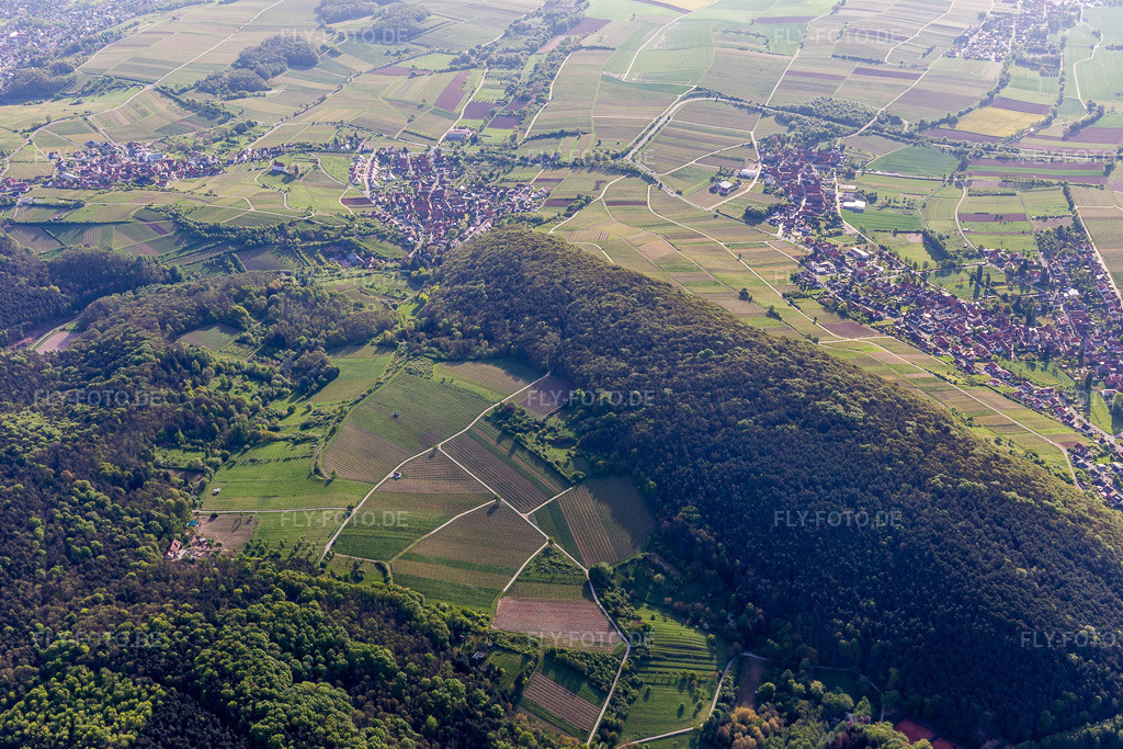Luftbild: Haardtrand Wolfsteig in Pleisweiler-Oberhofen im Bundesland Rheinland-Pfalz in Deutschland. Foto: IMG_107033.jpg vom 27.04.2018 durch Werner Riehm/FLY-FOTO.de