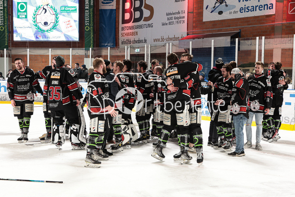 EHC Königsbrunn - TEV Miesbach | Grenzenloer Jubel beim EHC Koenigsbrunn nach dem Gewinn der Bayerliga Meisterschaft im Spiel 3 der Playoffserie gegen den TEV Miesbach / Jubel / Freude / Siegerfoto