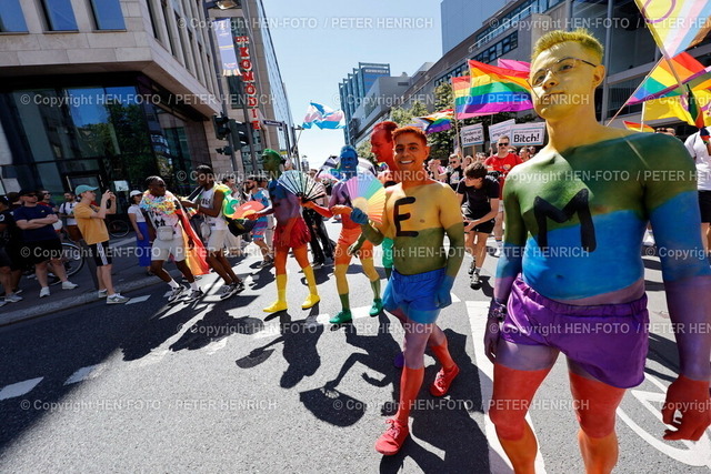20240810-_Y2A1423-csd-frankfurt-HEN-FOTO | 10.08.2024 Christopher Street Day CSD Frankfurt 2024 Demonstration Kundgebung Motto der LGBT-Gemeinschaft "Wir sind extrem liebevoll" ab Untermainkai durch die Innenstadt. Vielbunt und Queeres. Ein Zeichen für Toleranz und Gleichberechtigung (Foto: Peter Henrich) - Realisiert mit Pictrs.com