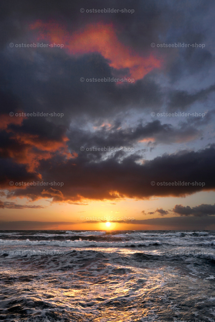 Sonnenuntergang am Meer | Die Abendsonne taucht Himmel und Wasser in ein goldgelbes Licht. Die Wolken reflektieren das Rot des Abendhimmels.