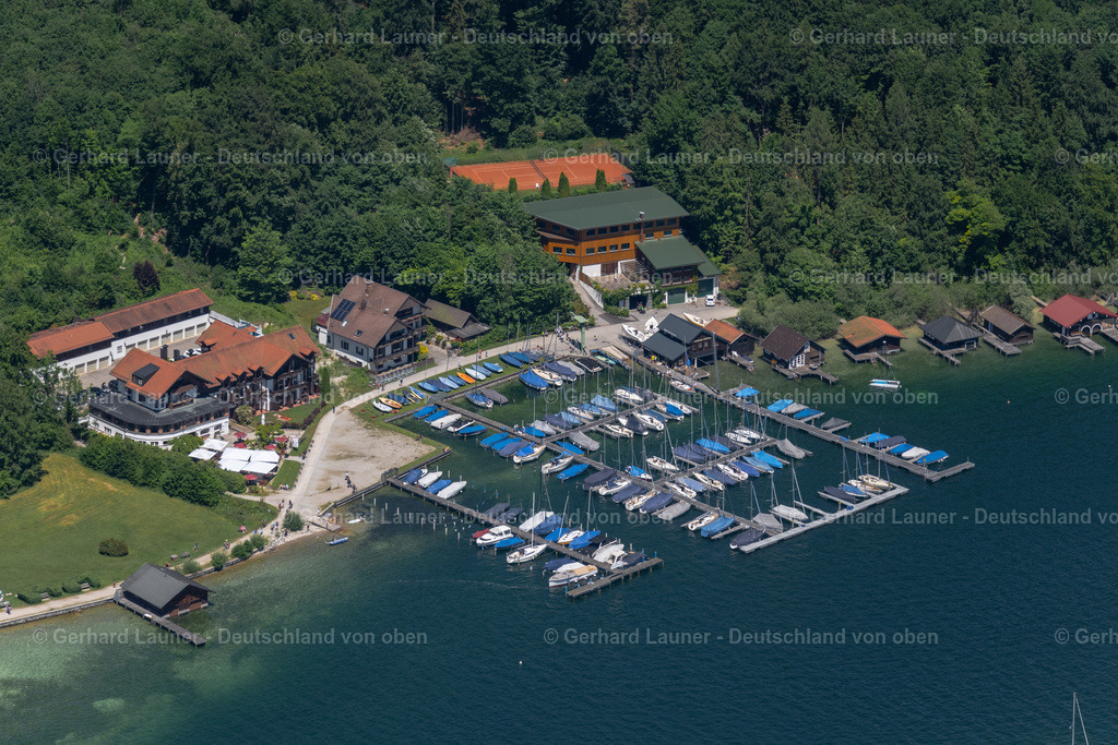 4031325 | PöCKING 12.06.2020 Yachtclub und Yachthafen mit Sportboot- Anlegestellen und Bootsliegeplätzen am Ufer des Starnberger Sees in Possenhofen im Bundesland Bayern, Deutschland. // Pleasure boat marina with docks and moorings on the shore area Possenhofen in Poecking in the state Bavaria, Germany. Foto: Gerhard Launer