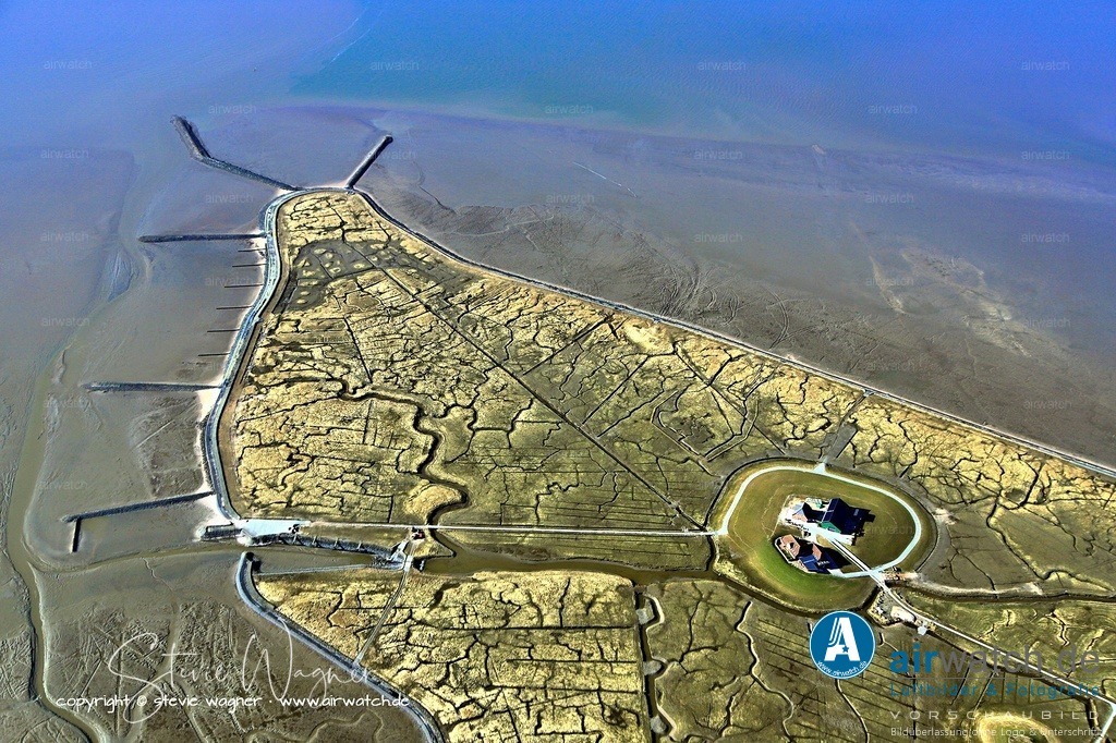 Auf Nordstrandischmoor spielt Torfabbau keine wirtschaftliche Rolle - Luftbild | Auf Nordstrandischmoor spielt der Torfabbau heute keine wirtschaftliche Rolle mehr. Die Halligbewohner beziehen ihren Erwerb inzwischen vor allem aus Küstenschutz (Angestellte beim Amt für Ländliche Räume Schleswig-Holsteins) und Tagestourismus.