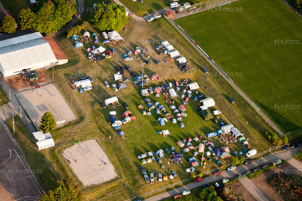 Luftbild: Handballpfingstturnier im Ortsteil Langensteinbach in Karlsbad im Bundesland Baden-Württemberg in Deutschland. Foto: IMG_27583.jpg vom 23.05.2010 durch Werner Riehm/FLY-FOTO.de