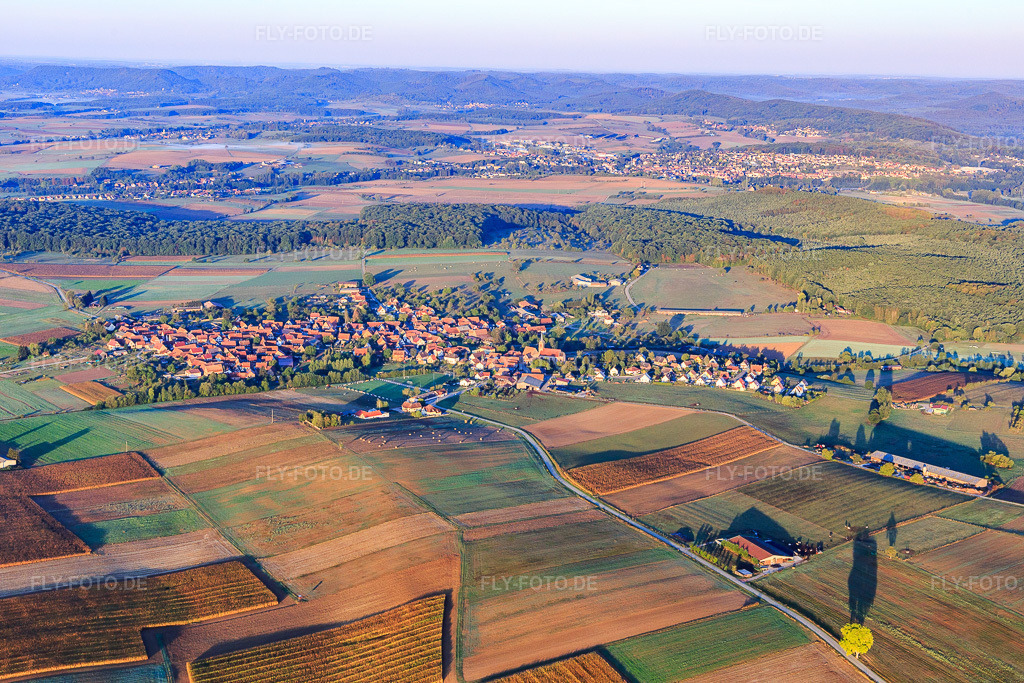 Luftbild: Ortsansicht von Osten in Schillersdorf im Bundesland Bas-Rhin in Frankreich. – Foto: IMG_111637.jpg vom 16.09.2018 durch Werner Riehm/FLY-FOTO.de – Auflösung des Originals: 5472 x 3648 px