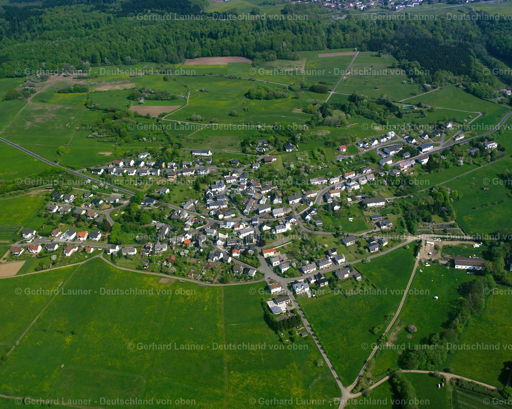 2610006 | NENDEROTH 09.06.2006 Landwirtschaftliche Nutzflächen und Feldgrenzen  umsäumen das Siedlungsgebiet des Dorfes in Nenderoth im Bundesland Hessen, Deutschland // Agricultural land and field boundaries surround the settlement area of the village  in Nenderoth in the state Hesse, Germany Foto: Gerhard Launer