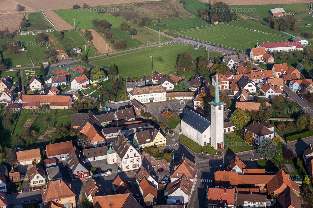 Aerial view: Protestant Church of Rittershoffen in Rittershoffen in the state Bas-Rhin, France. – Photo: IMG_075617.jpg taken on 11/01/2014 by Werner Riehm/FLY-FOTO.com – Resolution of the original: 5430 x 3620 px