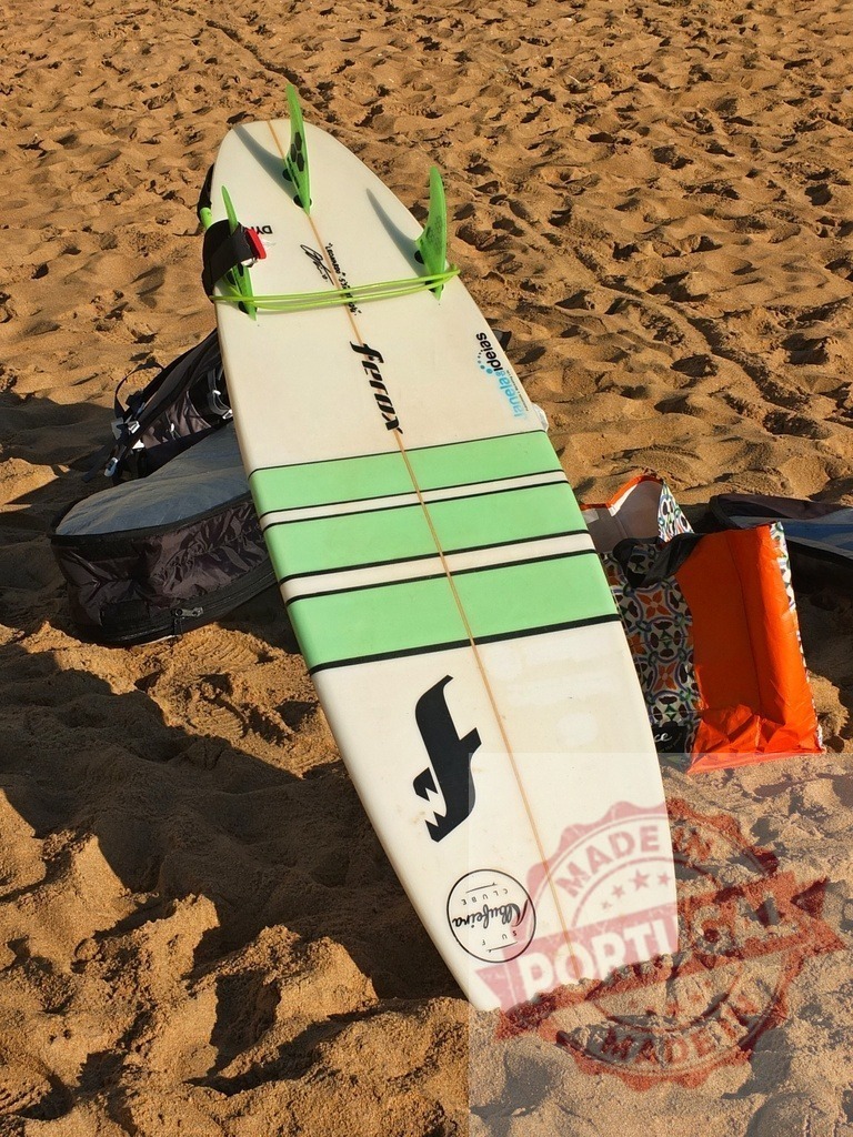 Surfboard waiting on beach sand for summer surfing | Surfboard resting on golden beach sand during a sunny day, ready for water sports - Realisiert mit Pictrs.com