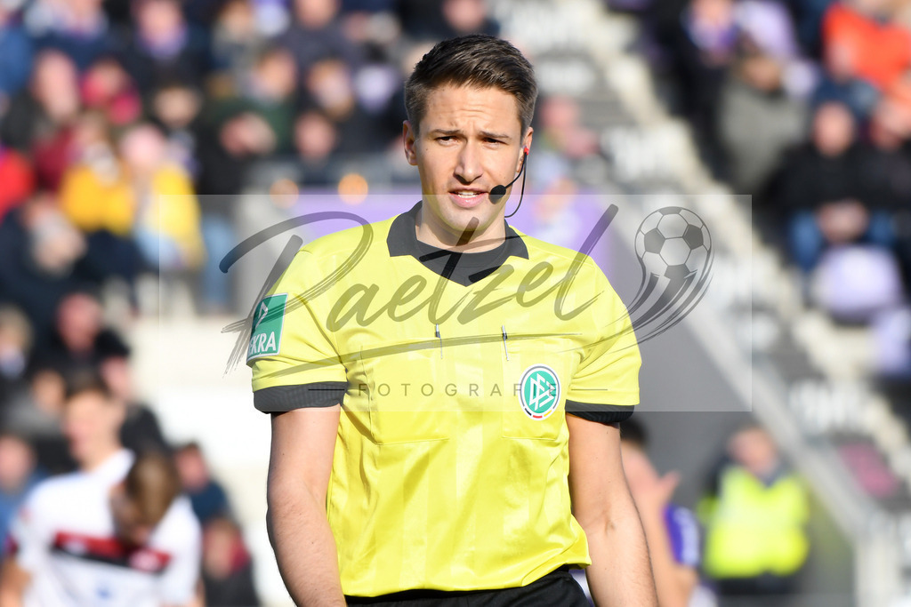 20200208_OSNFCN_0101 | Fußball, Herren: Schiedsrichter Tobias Reichel schaut waehrend des Spiels der 2. Bundesliga zwischen VfL Osnabrueck und 1. FC Nuernberg im Stadion an der Bremer Bruecke am 08.02.2020 in Osnabrueck, Deutschland.DFB / DFL REGULATIONS PROHIBIT ANY USE OF PHOTOGRAPHS AS IMAGE SEQUENCES AND/OR QUASI-VIDEO. - Realisiert mit Pictrs.com