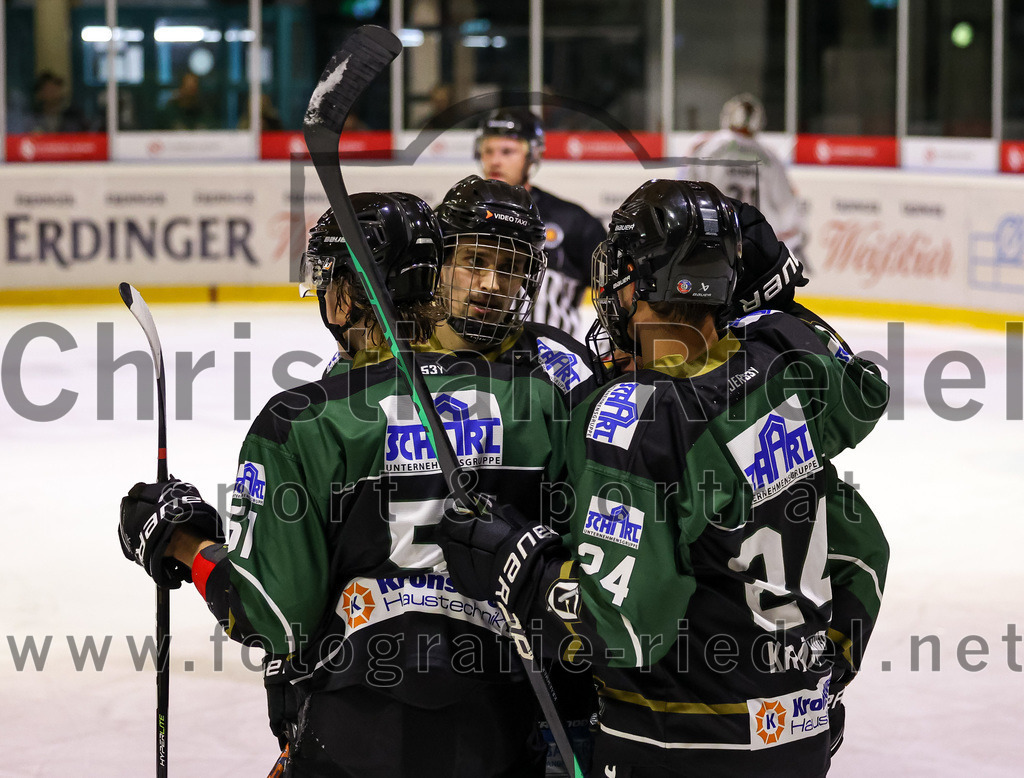2022-11-04_062_Eishockey_TSV_Erding_gegen_TSV_Peissenberg | Erding, Deutschland, 04.11.2022:
Eishockey, Bayernliga 2022 / 2023, 10. Spieltag, TSV Erding gegen TSV Peißenberg, Endergebnis: 4:3

Ryan Murphy (Erding Gladiators, #51), Lukas Krämmer (Erding Gladiators, #24)

Foto: Christian Riedel / fotografie-riedel.net
