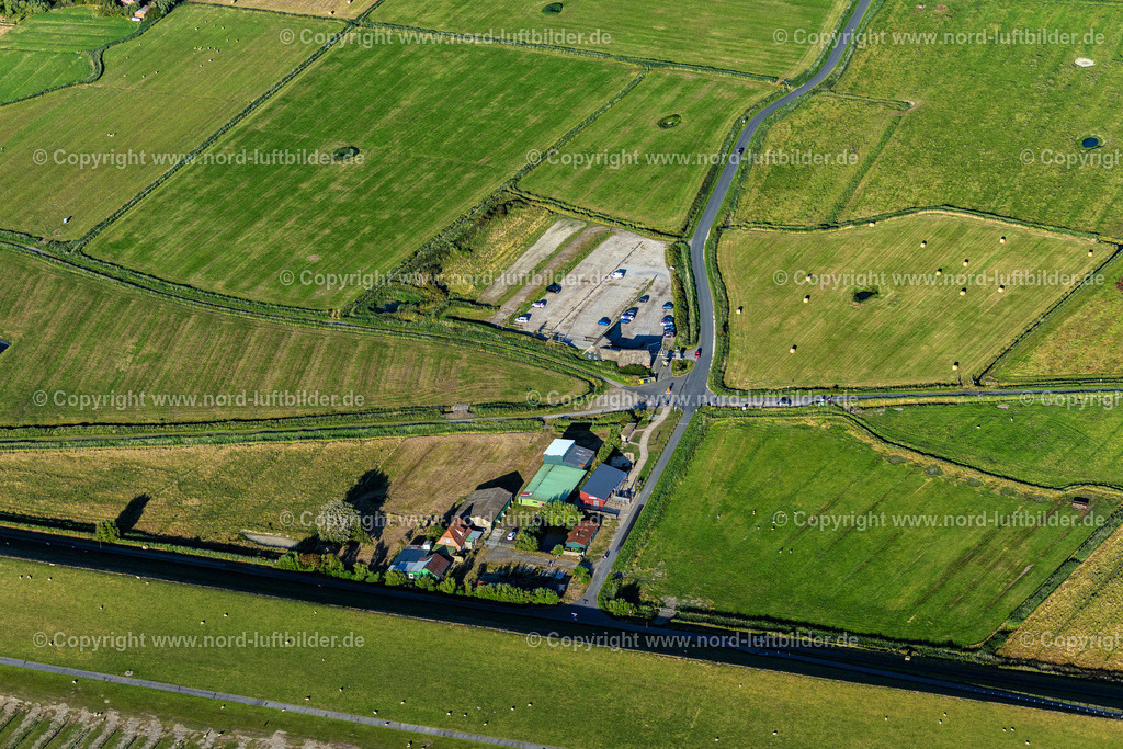 Westerheversand_Leuchtturm_Parkplatz__ELS_3876060822 | WESTERHEVER 06.08.2022 Parkplatz und Abstellfläche für Automobile - PKW " Für den Westerhever Leuchtturm " in Westerhever im Bundesland Schleswig-Holstein, Deutschland. // Parking and storage area for automobiles - cars "For the Westerhever Lighthouse" in Westerhever in the state Schleswig-Holstein, Germany. Foto: Martin Elsen